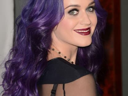 Wer so modemutig ist wie Katy Perry, kann sich schon mal an lila Haar und Bordeaux-Lippen trauen ...