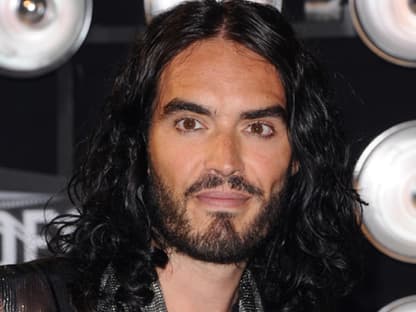 Derzeit kursieren böse Fremdgeh-Gerüchte um Russell Brand. Ob er mit diesem Auftritt davon ablenken kann?