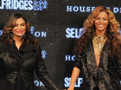 Hand in Hand: Beyoncé und ihre Mutter Tina Knowlesï»¿ präsentierten ihre gemeinsame Kollektion House of Dereon