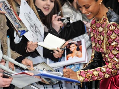 Zoe Saldana schrieb fleißig Autogramme für die wartenden Fans am Potsdamer Platz