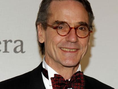 Ungewohnter Anblick: Jeremy Irons trug eine rote Brille 