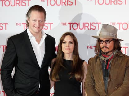 Hollywood-Glamour in Berlin. Angelina Jolie, Johnny Depp und Regisseur Florian Henckel von Donnersmark stellen in der Hauptstadt ihren neuen Film "The Tourist" vor