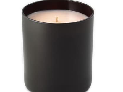  Oft braucht es nicht viel, um eine wohlige Atmosphäre zu Hause zu schaffen. Mit dieser köstlich duftenden Kerze träumt man sofort von französischen Pattisserien... "Signature Candles Créme Brulée" von Laura Mercier, ca. 44 Euro