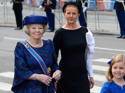 Beatrix verlässt die Kirche am Arm ihrer Schwiegertochter Mabel (ganz in Schwarz). Ihr Mann, Prinz Friso, liegt seit einem schweren Skiunfall noch immer im Koma