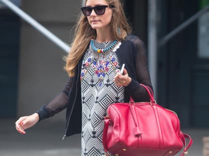 Styling-Queen Olivia Palermo weiß Farbe gekonnt einzusetzen. Die Louis Vuitton Tasche ist eine super Ergänzung zum Ethno-Sommekleidchen.