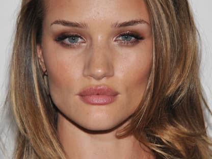 Bei den "Women of the Year Awards" stehen die Damen des Showbusiness im Mittelpunkt. Das war auch dieses Jahr nicht anders ... Rosie Huntington Whiteley durfte sich über den Editor's Special Award freuen