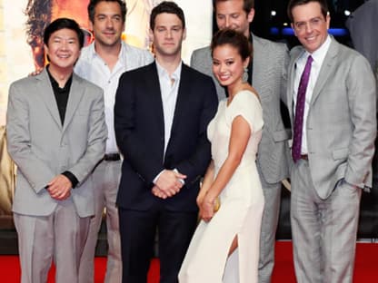 Regisseur Todd Phillips posiert mit seinem Team: Bradley Cooper, KenJeong, Justin Bartha, Jamie Chung und Ed Helms