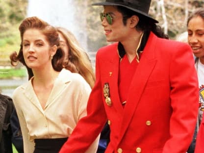 Jacksons Ex-Frau Lisa Marie Presley: "Ich bin so traurig und durcheinander. Ich fühle mit seinen Kindern, die, wie ich weiß, sein Ein und Alles waren. Sein Tod ist so ein massiver Verlust. Mir fehlen die Worte."