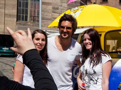 Bei dem zweiten Tour-Termin am Samstagnachmittag in Nürnberg gab es ein ganz besonderes Schmankerl für die Bands und die Passanten um den Jakobsplatz. Alarm für Cobra 11-Star und Musiker Tom Beck trat mit seiner Band auf der s.Oliver Tour Truck Bühne auf!