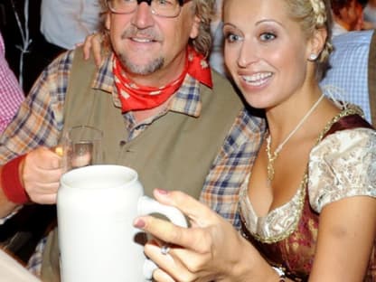 Filmproduzent Martin Krug stieß mit einem Glas Wasser an. Seine Freundin Verena Kerth hat sich hingegen für Bier entschieden