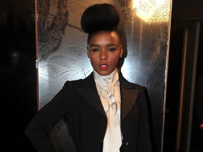 Sängerin Janelle Monae in den klassischen Chanel-Farben Schwarz-Weiß