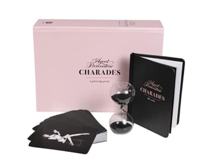 Soo süß: Charade in sexy Geschenkverpackung, über <a title="http://www.agentprovocateur.com/accessories/view-all/info/charades-game" href="http://www.agentprovocateur.com/accessories/view-all/info/charades-game" target="_blank">agentprovocateur.com</a>, ca. 40 Euro