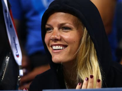 Fast hätten wir Schauspielerin Brooklyn Decker unter ihrer Kapuze kaum erkannt. Sie unterstützt ihren Ehemann, Tennis-Profi Andy Roddick, auf dem Platz