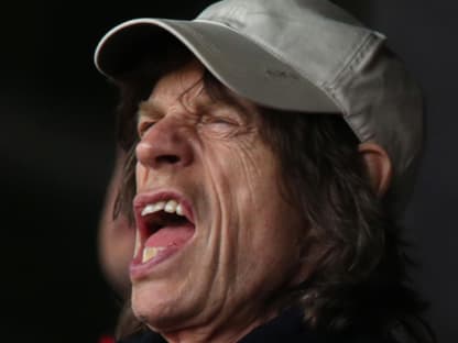 Verärgerter Blick? Überraschung? Spannung? Egal, "Rolling Stone" Mick Jagger fiebert in jedem Fall mit den Sportler im Stadion mit