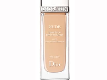 Für einen makellosen Teint braucht es eine leichte Grundierung, die perfekt mit der Haut verschmilzt. Am besten mit einem Foundationpinsel in die Haut einarbeiten. "Diorskin Nude Fluid Foundation Light Beige" von Dior, ca. 44 Euro