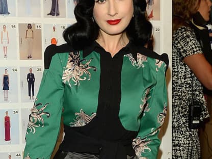 Dita Von Teese haben wir im Backstage-Bereich von Designerin Carolina Herrera entdeckt