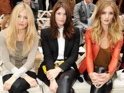 Sienna Miller, Gemma Arterton und Rosie Huntington-Whiteley bei der Show von Burberry