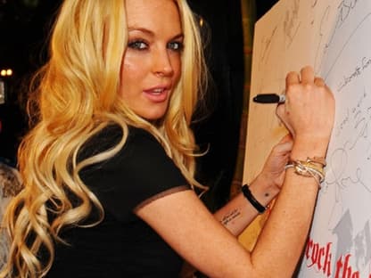 Lindsay Lohan verewigte sich - wie auch alle anderen Gäste - auf einer großen Tafel