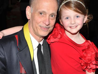 John Waters und die kleine Quinn McColgan während der Aftershow-Party