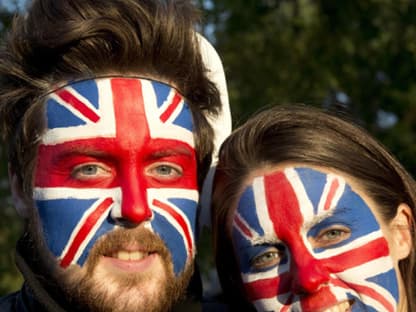 Fans mit dem Union Jack im Gesicht