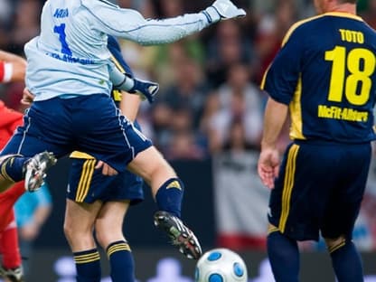 Neben Oliver Pocher spielten 12 Prominente in seinem Fußball-Team. So auch die Sat.1-Streifenpolizisten Toto & Harry 