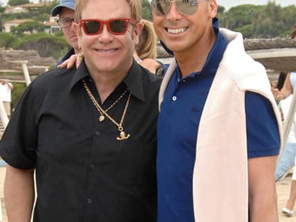 Unverhoffter Baby-Alarm und wohlverdiente Glücks-Momente: Das Jahr 2010 meinte es mit einigen Prominenten sehr gut. Späte Vaterfreude: Elton John freut sich mit seinem Partner David Furnish über einen kleinen gesunden Jungen - eine Leihmutter hat dem Paar das Glück ermöglicht