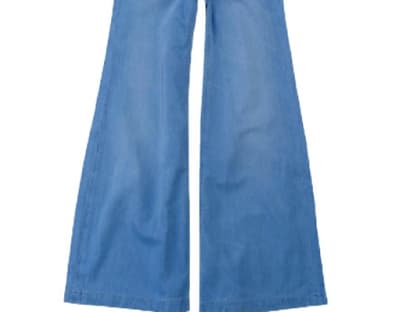 Zurück aus den Seventies - die Marlene-Jeans. Die Schlaghose ist das Figurwunder schlechthin! Die Beinweite kaschiert kräftige Oberschenkel, der enge Schnitt im Hüftbereich einen breiten Po. Marlenehose mit Zierknöpfen von Levis, ca. 120 Euro