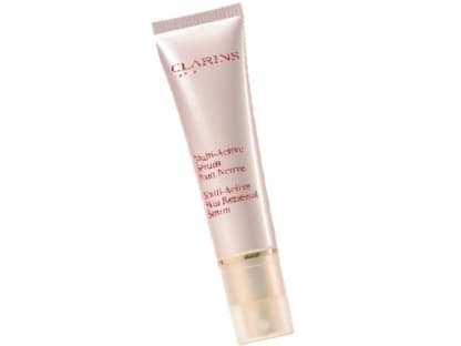 Bei ersten Mimikfältchen "Multi-Active Sérum Peau Neuve" von Clarins, 30 ml ca. 55 Euro