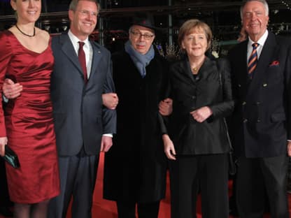 Politiker unter sich - Bundespräsident Christian Wulff mit seiner Eherfrau Bettina, Festival-Direktor Dieter Kosslock, Bundeskanzlerin Angela Merkel und Kulturminister Bernd Neumann