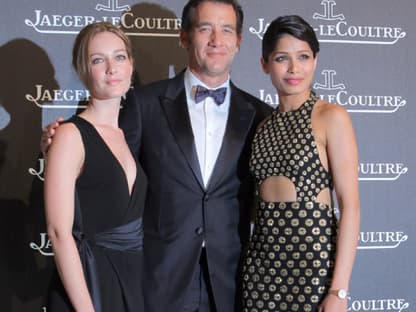 Hahn im Korb: Clive Owen zwischen Cristiana Capotondi und Freida Pinto