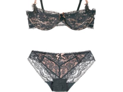 Hauchzart von Elle Macpherson über net-a-porter.com, BH ca. 90 Euro, Slip ca. 50 Euro