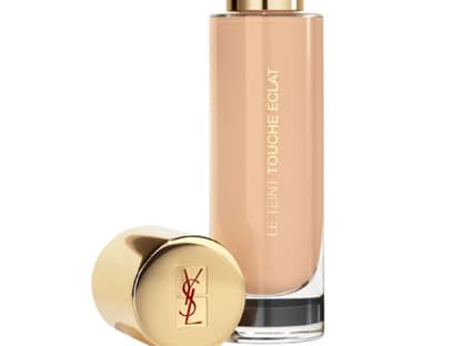 Zuerst trägt man die Foundation mit den Fingern auf. So verschmilzt das Make-up besser mit der Haut. "Le Teint Touche Éclat B10" von YSL, 30 ml ca. 48 Euro. Kaufen Sie die Foundation gleich hier im <a href="http://shop.ok-magazin.de/yves-saint-laurent-gesichtsmake-up-foundation-30-0-ml,sx85ziw97ofgynep,i" target="_blank">OK!-Shop</a>