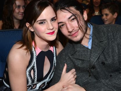 Emma Watson kuschelte mit Schauspieler Ezra Miller in der ersten Reihe