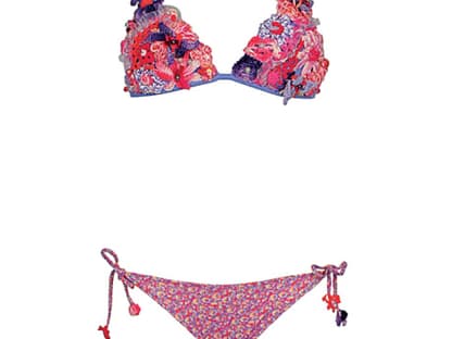 5. August 2012: Das ist Kunst an der Frau: detailverliebter Bikini  mit aufwendigen Stickereien und Applikationen von Emamo über  ansarystyle.com, ca. 340 Euro