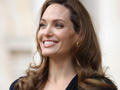 Angelina Jolie schwört auf die Luxuscreme "La Pairie" mit Kaviar. Dieser spendet der Haut Feuchtigkeit und sorgt Augenfältchen vor