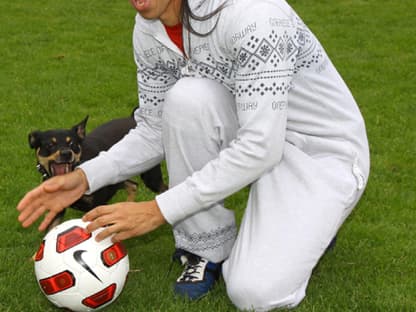 Wer gewinnt wohl den Kampf um den Ball? Jorge oder Hund?