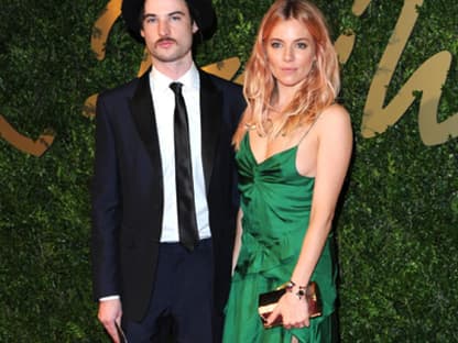 Sienna Miller (r.) mit ihrem Freund Tom Sturridge