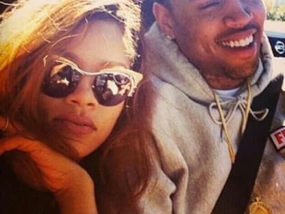 Ja was denn nun? Einen Tag nach den Trennungsnews postete Rihanna dieses Bild mit ihrem Lover Chris Brown. Abwarten, bis es zum nächsten Liebes-Aus-Gerücht kommt ...