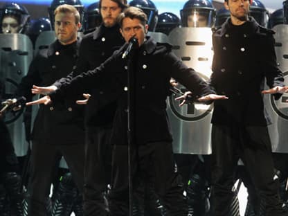 Take That sind erst seit wenigen Monaten wieder vereint - und sind jetzt schon wieder erfolgreicher denn je. Die Band präsentierte live ihren neuen Song "Kidz" und durfte anschließend noch einen Award als "Beste Britische Gruppe" entgegennehmen