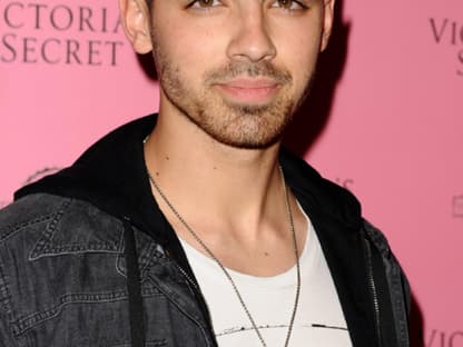 Ob Joe Jonas bei so viel sexy Girl-Power einen kühlen Kopf bewahren konnte?