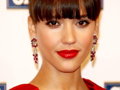 Bei einem leicht olivfarbenen Hautton wie bei Jessica Alba und braunen Augen sind satte und leuchtend-dunkle Lippenstifte in Karmin- oder Ziegelrot ideal