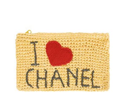 6. Oktober 2012: We Love Chanel! Und damit es auch jeder weiß, steht ganz groß auf der Mua Mua Dolls´  Clutch aus Bast. Zu bestellen über verypoolish.com, ca. 40 Euro