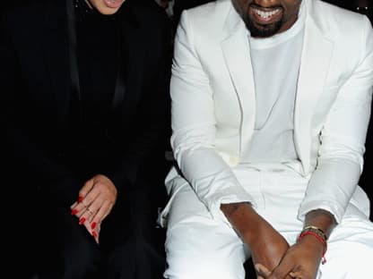 Black and White: die werdenden Eltern Kim Kardashian und Kanye West sorgten selbst für ein Fashion-Hingucker in ihren abgestimmten Outfits. Bei der Show von Givenchy scheint sie das selbst zu amüsieren