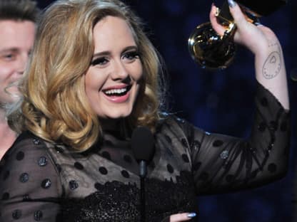 Adele freute sich über Auszeichnungen in folgenden Kategorien: Album of the Year ("21"), Record of the Year ("Rolling in the  Deepâ), Song of the Year ("Rolling in the Deepâ), Best Pop Solo  Performance ("Someone Like Youâ), Best Pop Vocal Album ("21"), und Best Short Form Music Video ("Rolling in the Deepâ)
