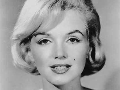 Die schöne Marilyn ist bis heute das Sinnbild der 50er Jahre. Ihre unverkennbaren Markenzeichen sind die platinblonden Haare und ihr Schönheitsfleck über der Oberlippe.