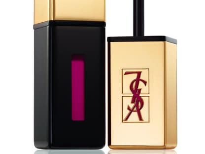 Um das Make-Up zu einem echten Hingucker zu machen, darf ein Lip Gloss in einem Beerenton nicht fehlen."Vernis á Levres No. 24" von Yves Saint Laurent, ca. 30 Euro