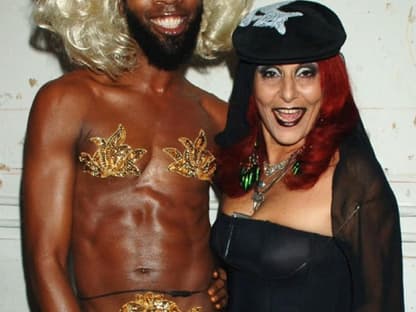 Andre J. und Patricia Field besuchen eine Halloween-Party. Der New Yorker und die "Sex and the City"-Stylistin sind bekannt für ihre extravaganten Outfits und sorgen mit ihren Auftritten immer für Gesprächsstoff