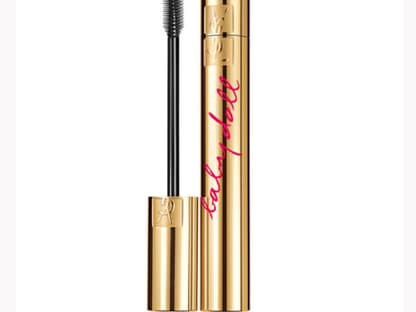 Satt-Schwarz getuschte Wimpern öffnen den Blick und sorgen für dramatische Auftritte. "YSL Mascara Volume Effet Faux Cils Baby Doll" von Yves Saint Laurent ca. 32 Euro.