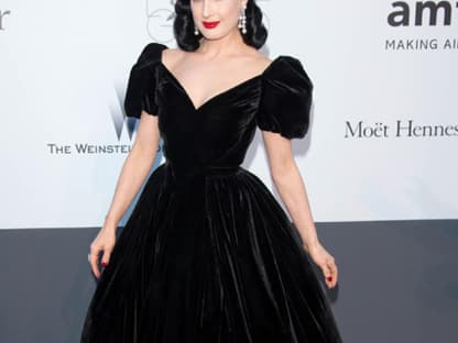 Back to Black: Von Kopf bis Fuß perfekt gestylt. Burlesque-Star Dita Von Teese (in einer Samtrobe von Ulyana Sergeenko)