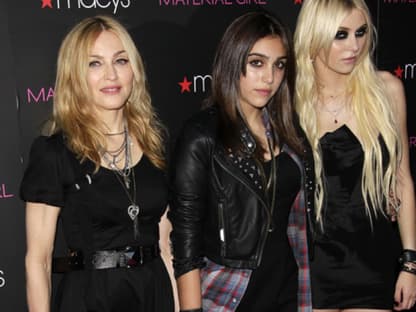 Beim Launch der gemeinsamen Fashion-Linie "Material Girl" posiert das berühmte Mutter-Tochter-Duo mit ihrem ersten Model Taylor Momsen bei Macy's in New York